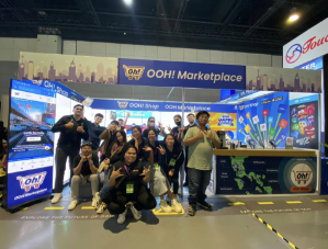 Group photo at Graphic Expo 2024 with OOH Marketplace branding